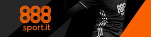 Il logo di 888sport vicino a un calciatore che indossa una maglietta con la sponsorizzazione dell'operatore e che si coordina per calciare il pallone