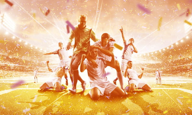 Alcuni atleti di calcio esultano dopo aver segnato un gol in uno stadio pieno, in una pioggia di stelle filanti