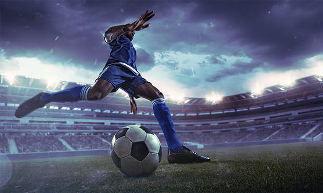 Un calciatore si appresta a calciare il pallone