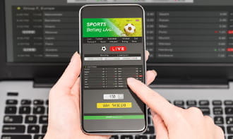 Una mano clicca sulla pagina betting exchange di un operatore tramite smartphone