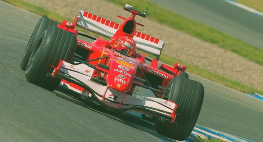 Il logo di bet365 e una Ferrari Formula 1 in azione su un circuito automobilistico