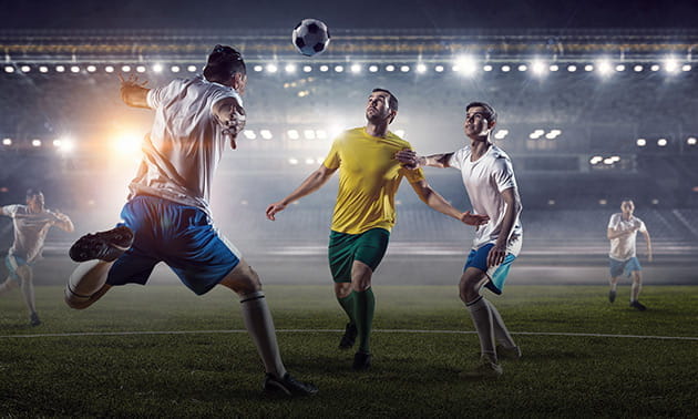 Calciatori in azione durante una partita