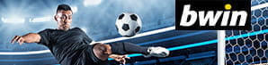 Un calciatore va al tiro durante una partita e il logo di bwin
