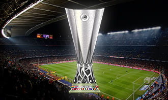 La coppa che viene assegnata al club che si aggiudica l'Europa League. Sullo sfondo uno stadio affollato