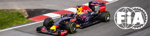 Un'auto di Formula 1 in pista e il logo della FIA, Federazione Internazionale Automobilismo