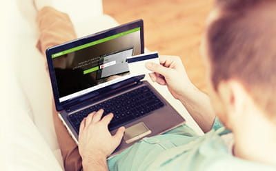 Inserisci i dati relativi alla tua carta di credito nel form apposito sul sito di Neteller