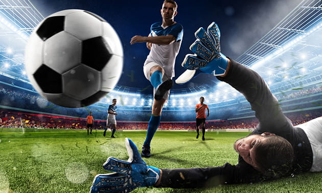 Un contrasto di gioco tra due calciatori durante una partita in notturna