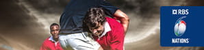 Dei rugbysti in azione, con sullo sfondo il logo del Torneo Sei Nazioni