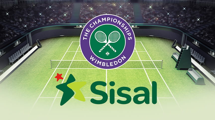 Un campo da tennis in erba, con il logo di Wimbledon e il logo di Sisal