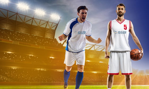 Un giocatore di calcio e uno di basket in primo piano, sullo sfondo uno stadio