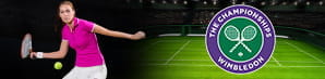 Una tennista generica impegnata in un match su superficie verde e il logo Wimbledon